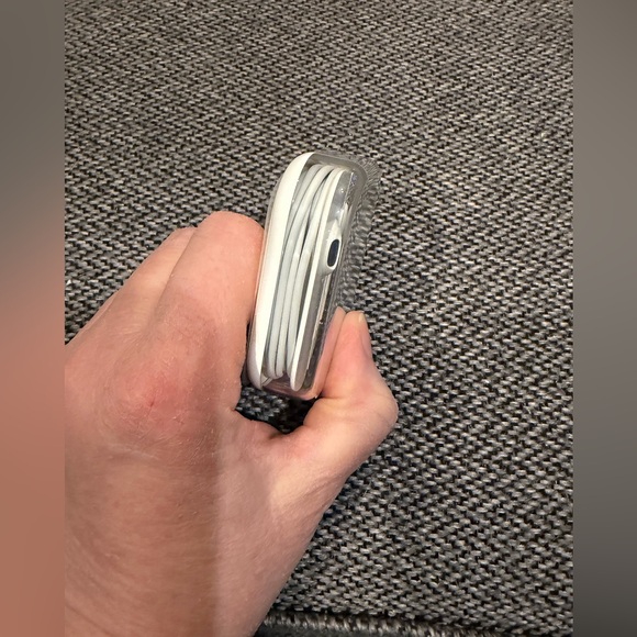 Apple iPhone EarPods With USB-C Connector - Picture 5 of 6